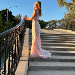 size 0-2 worn once I got it altered 5’3-5’5